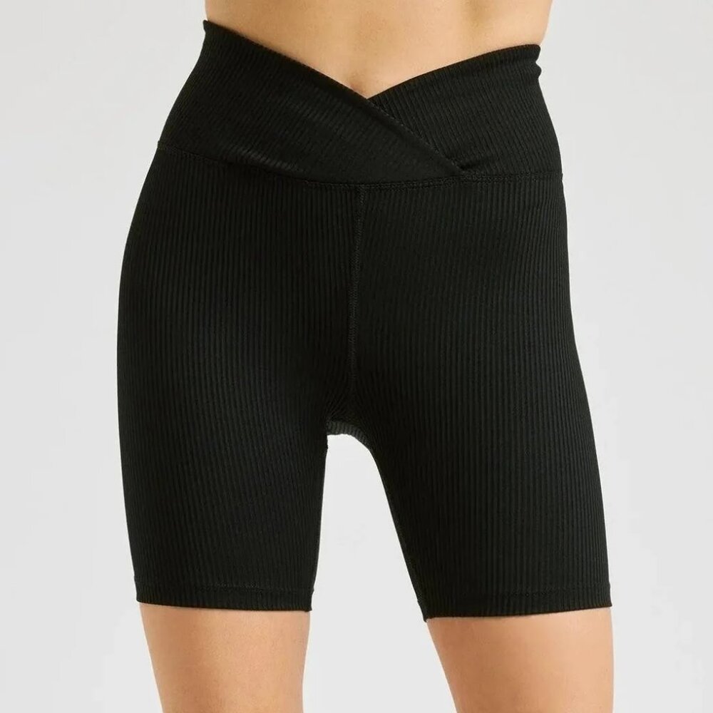 Year of Ours V Waist Ribbed Biker Shorts in Black - Size Medium